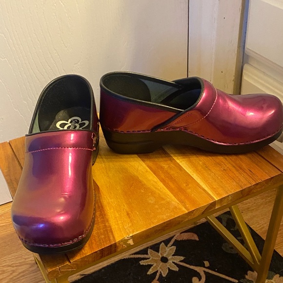 Sanita Shimmering Pink Clogs - Picture 4 of 9